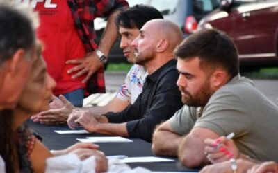 ANTE UN RECLAMO POPULAR LAS AUTORIDADES DE SEGURIDAD DEL MUNICIPIO DE MORON SE REUNIERON EN LA PLAZA CON LOS VECINOS