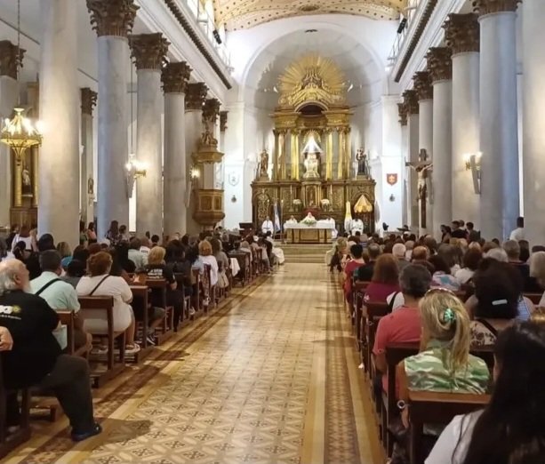 MORON SE UNE EN UN REZO PARA PEDIR POR LA SALUD DEL PAPA FRANCISCO .