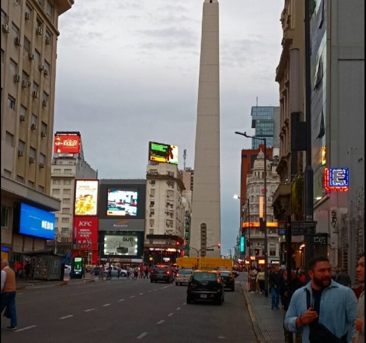 EL OBELISCO TIENE UN MIRADOR