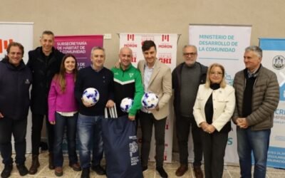 EL MINISTRO LARROQUE JUNTO AL INTENDENTE DE MORON ENTREGARON 100 ESCRITURAS A VECINOS DE MORON