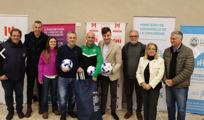 EL MINISTRO LARROQUE JUNTO AL INTENDENTE DE MORON ENTREGARON 100 ESCRITURAS A VECINOS DE MORON