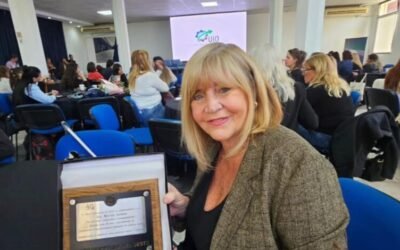 MARINA CASSESE RECIBIO UNA DISTINCION POR SU TRAYECTORIA EN LA CELEBRACION DE LOS 40 AÑOS DE LA UIO