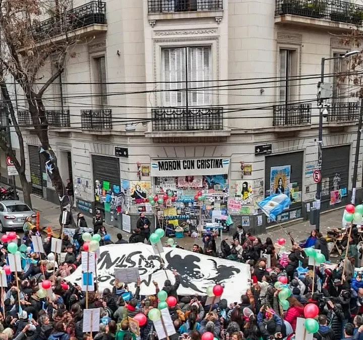 CIRCO PY MORON APOYANDO A CRISTINA EN SU DOMICILIO
