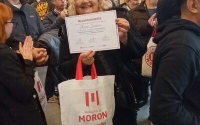 LA PERIODISTA NOEMI ZAMORA RECIBIO UN RECONOCIMIENTO POR SU LABOR PERIODISTICA LOCAL DE MANOS DEL INTENDENTE LUCAS GHI