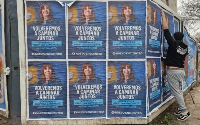 CAMPAÑA DE AFICHES DE NUEVO ENCUENTRO EN LAS CALLES DE MORON CON LA INSCRIPCION «CRISTINA LIBRE «