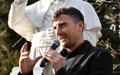 EL PAPA FRANCISCO EN LA PLAZA DE MORON , OBRA DEL ESCULTOR VILLALBA